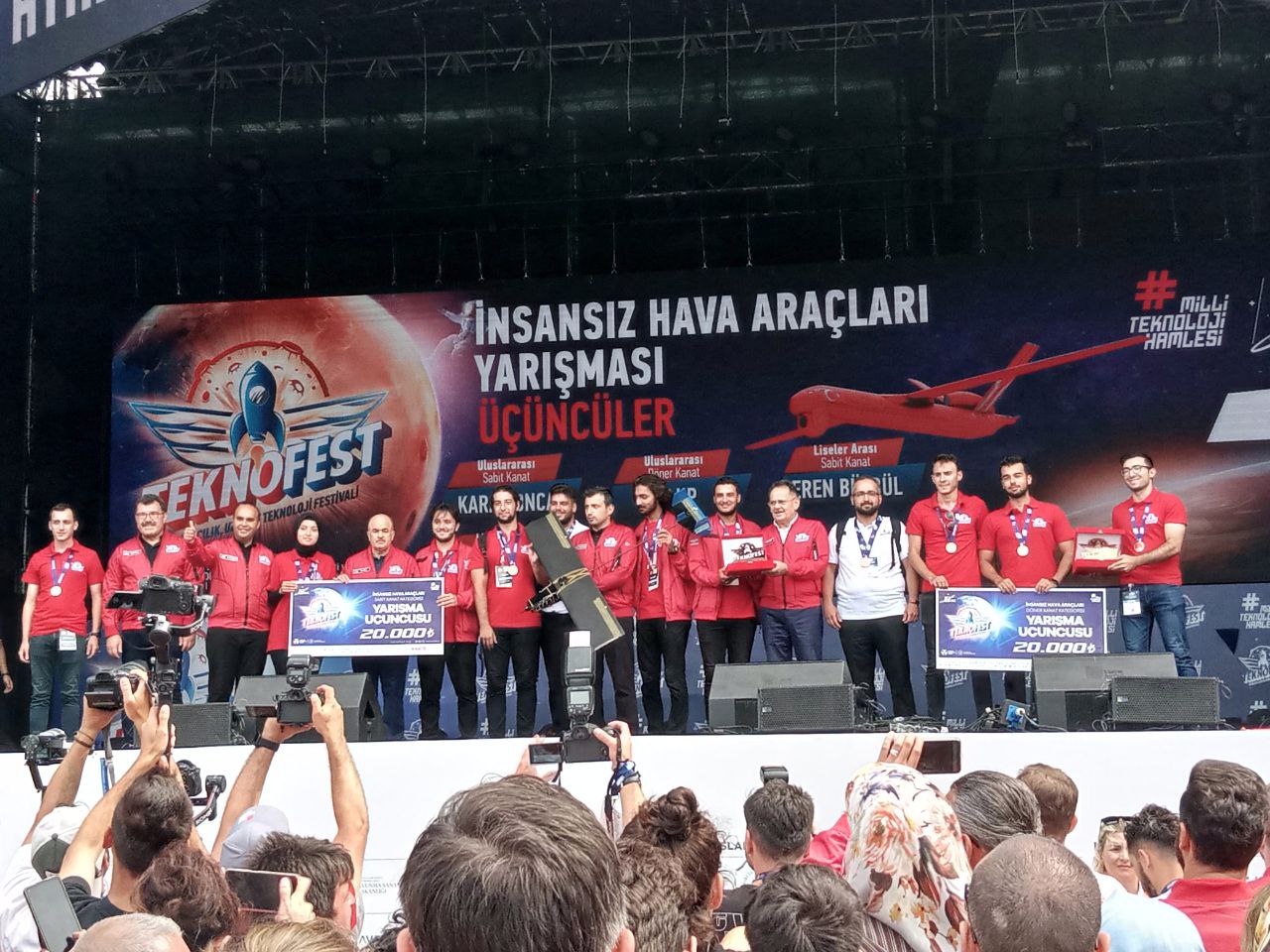 GAÜN öğrencileri ödüllerini Cumhurbaşkanı Erdoğan’dan aldı 